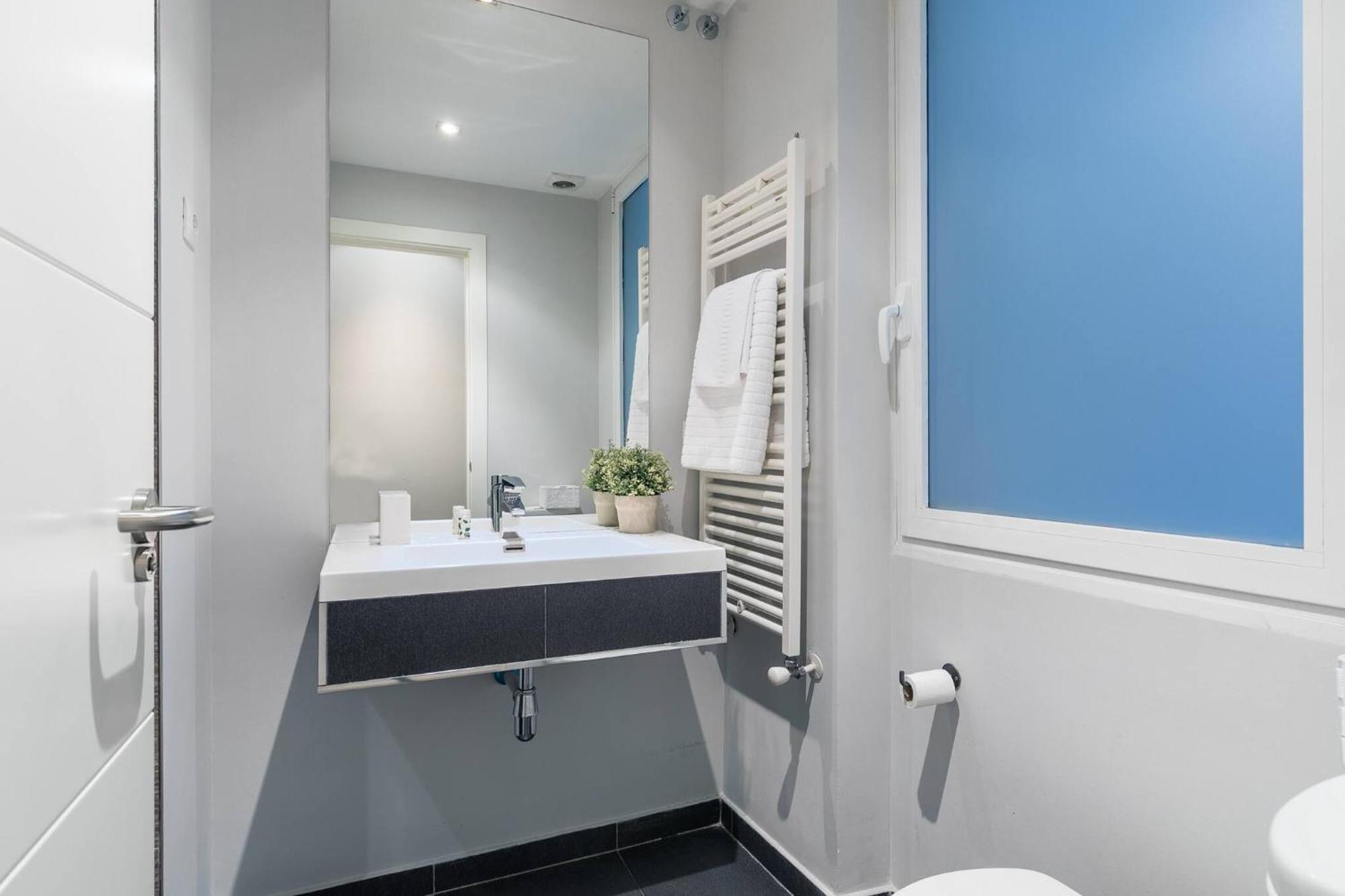 Castellana Suites Madrid Exterior photo
